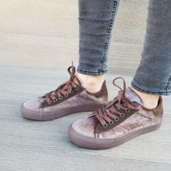 Velvet Fashion Low Tops Sneakers - Picture 1 of 8